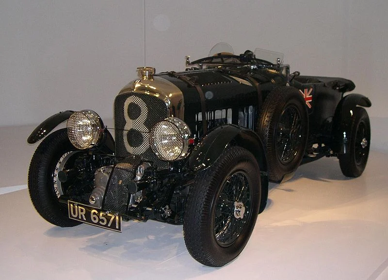 800px-1929_Bentley_front_34_left.webp
