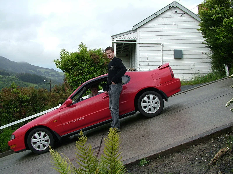 800px-DunedinBaldwinStreet_Parked_Car.webp