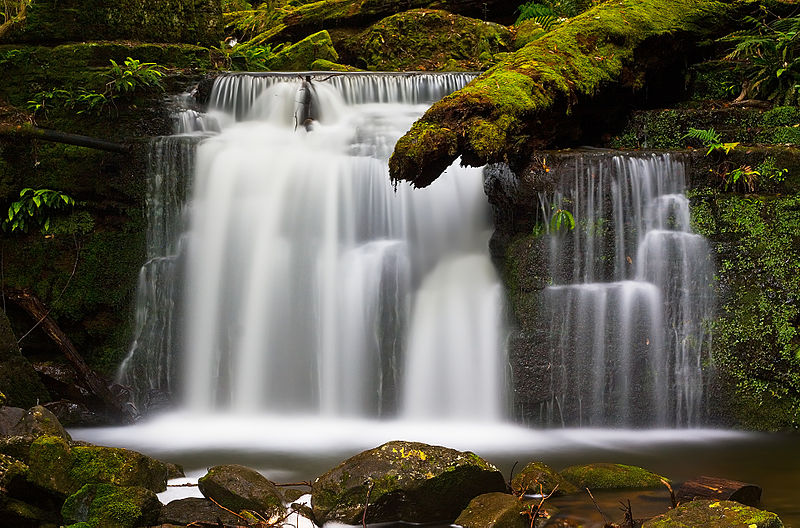 800px-Strickland_Falls_Shadows_Lifted.jpg