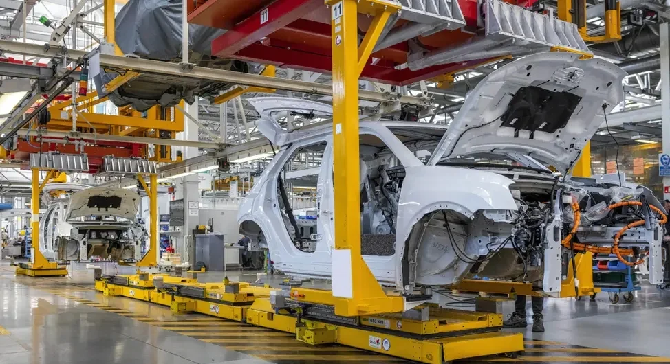 A behind-the-scenes look at the prototyping process for the future all-electric Renault 5 (1)...webp