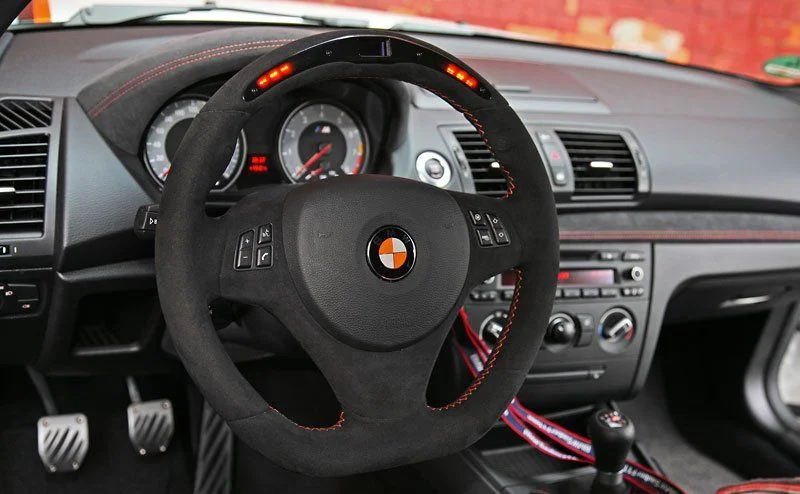 app-bmw-1m-coupe-play-with-the-suspension-using-your-iphone_6.webp
