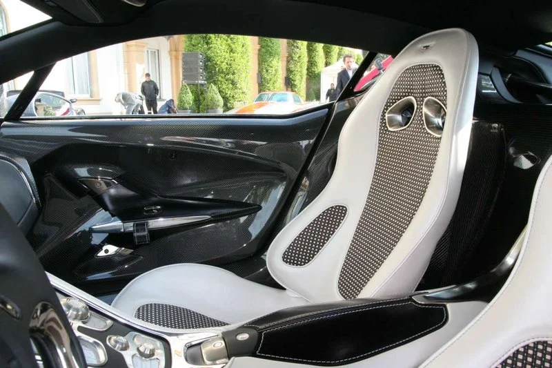 aston-martin-one-77-a-villa-deste_43.webp