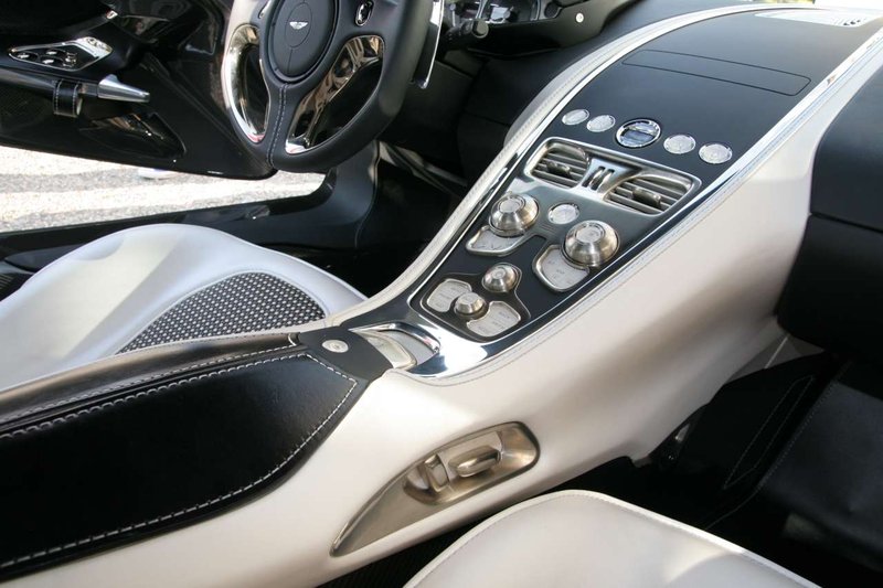 aston-martin-one-77-a-villa-deste_67.jpg