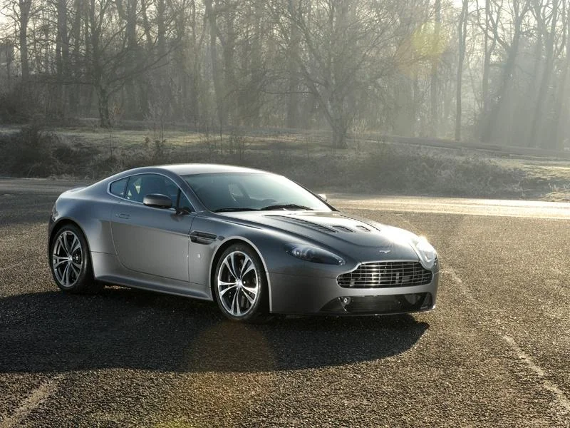 aston-martin-v12-vantage-img_12.webp