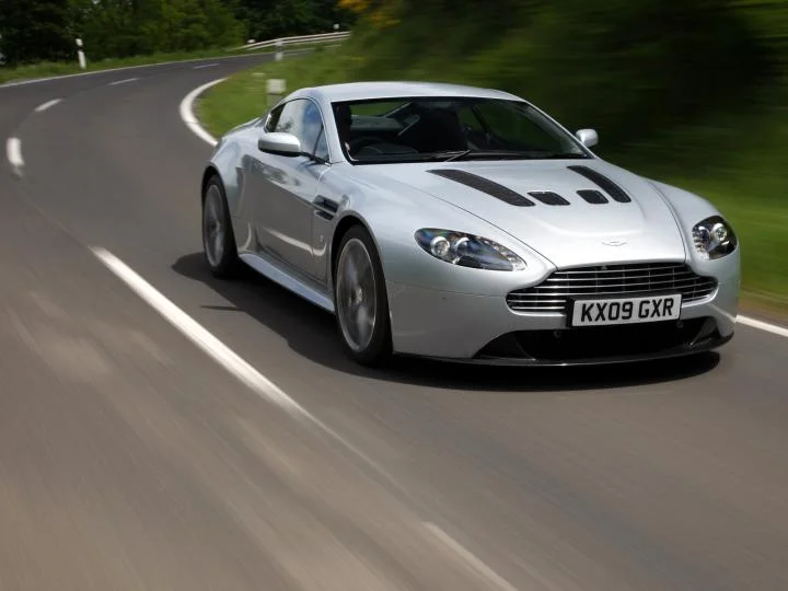 Aston_Martin_V12_Vantage_05.webp
