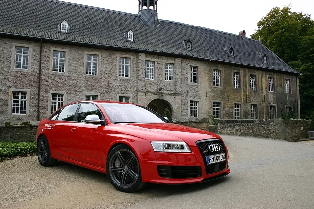 audi_rs6_saloon_2008_022.webp