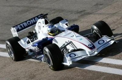 bmw-m5-road-car-vs-bmw-williams-f1.webp