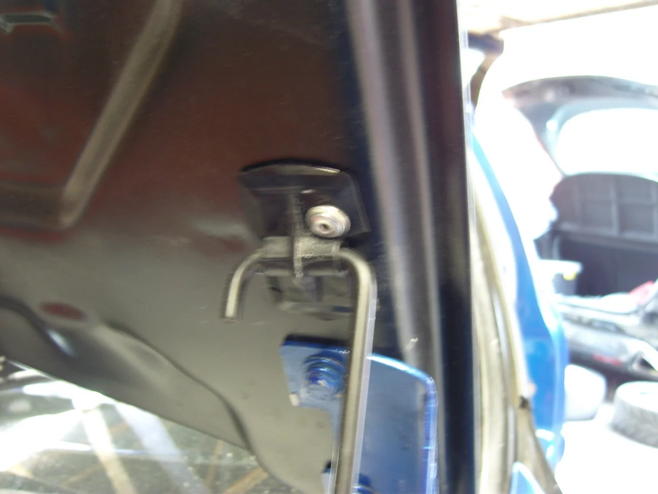 bonnet_catch_fitted.webp