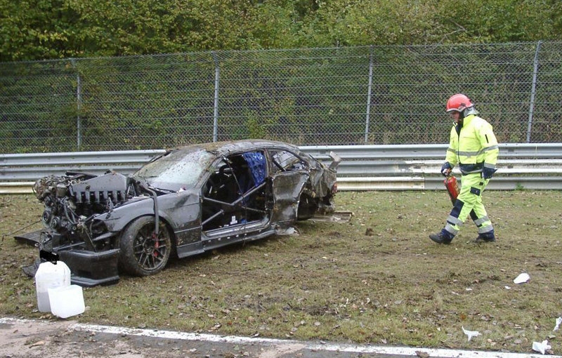 car_crashes_bmw_e36_m3_at_nordschleife_03.jpg