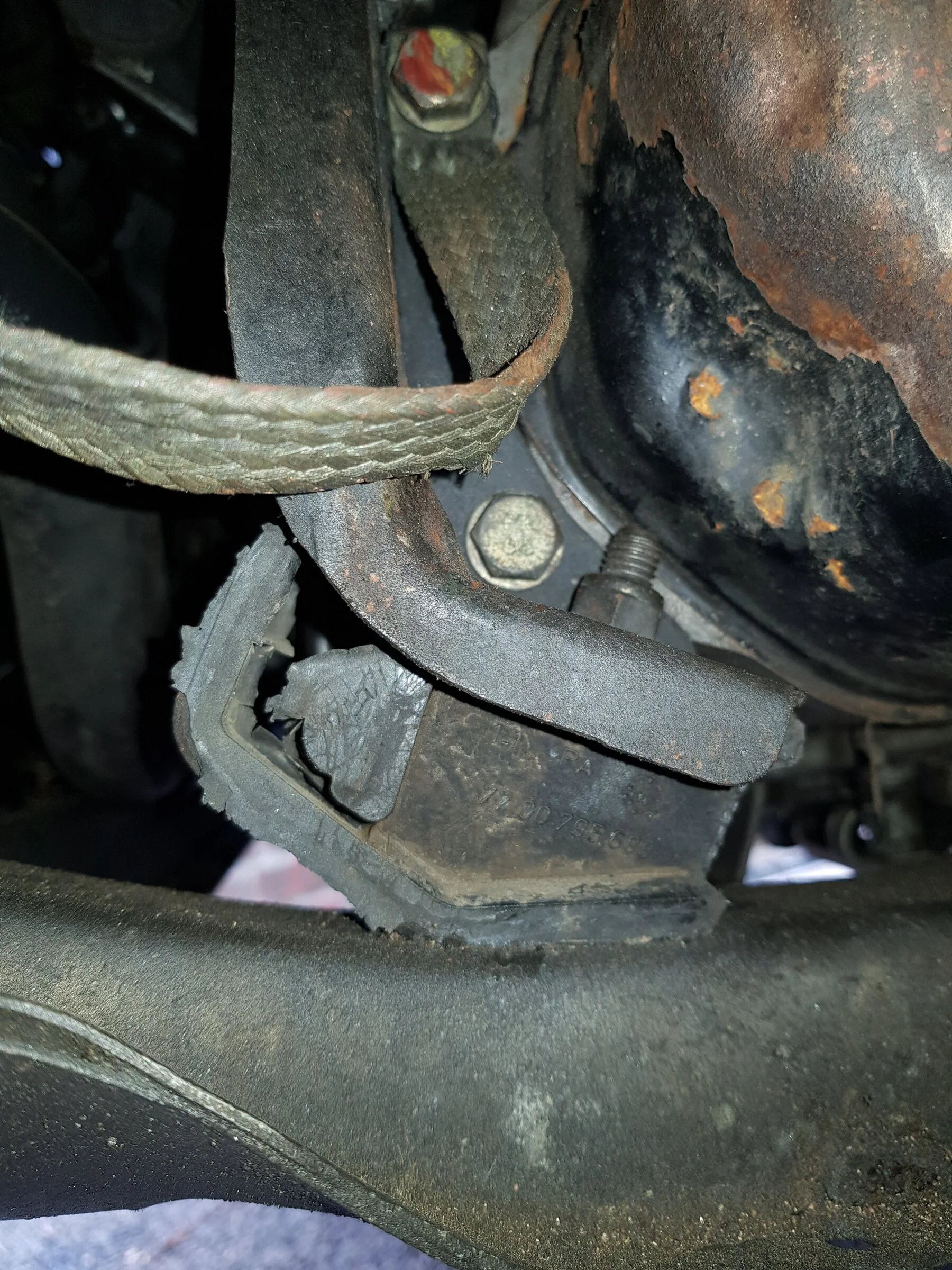 clio 182 lower front gearbox mount.webp