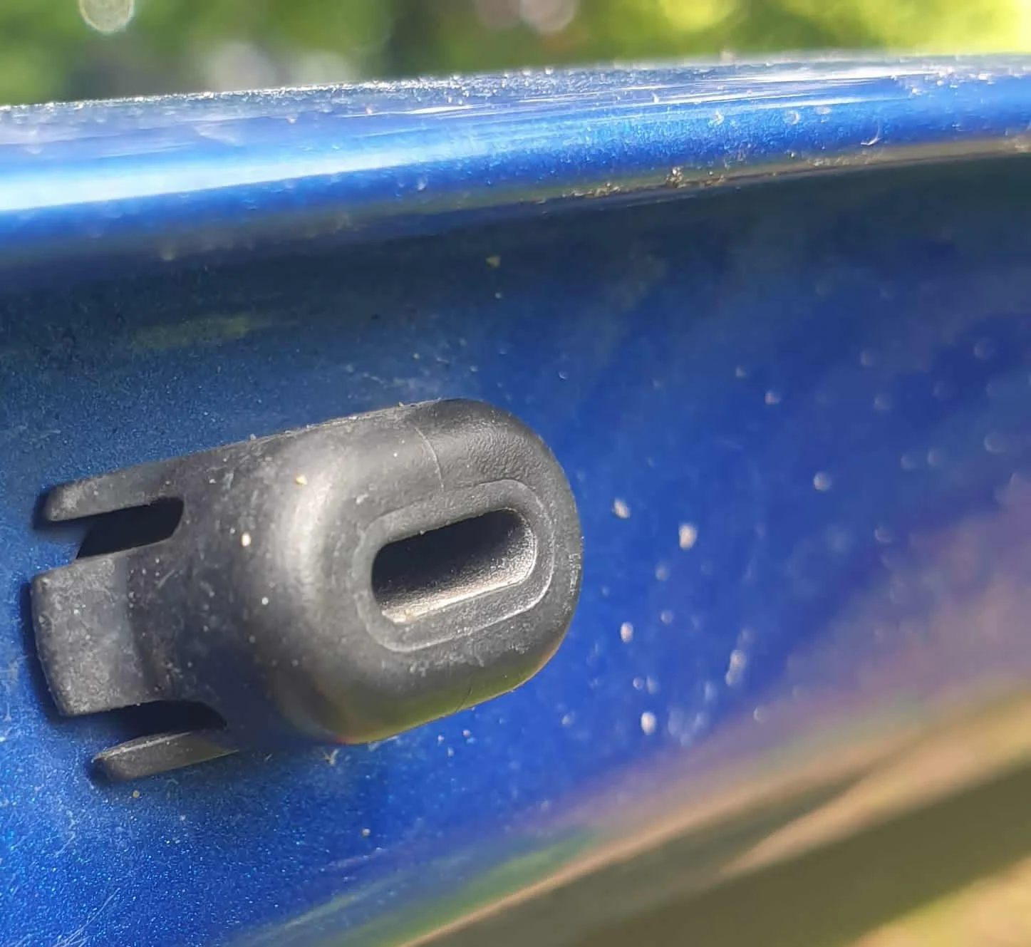 Clio 182 rear tailgate bottom edge.webp