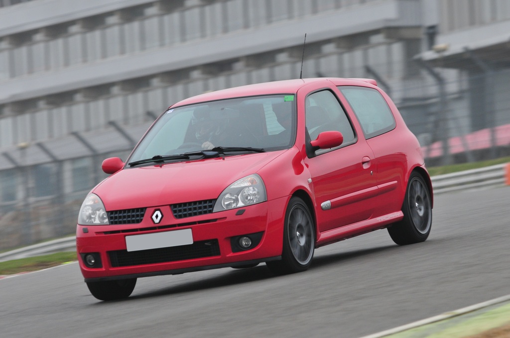 Clio%20on%20track_zpsepyc4myd.jpg