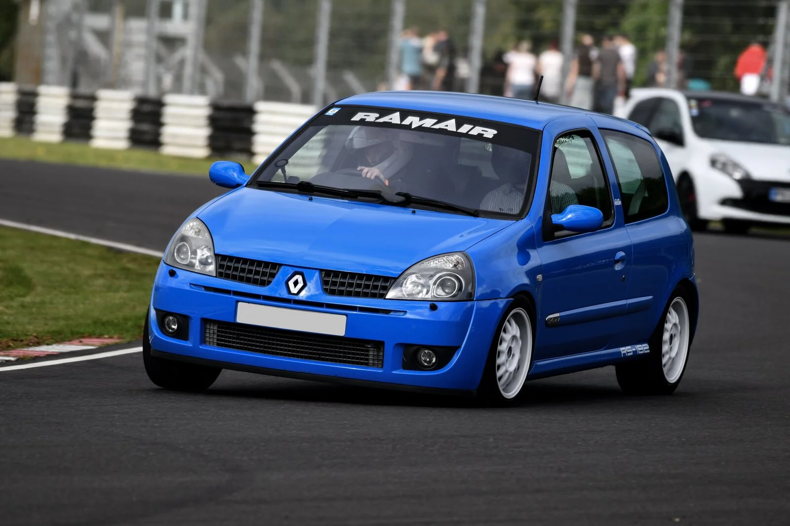Clio @ Forge Action Combe no plate.webp