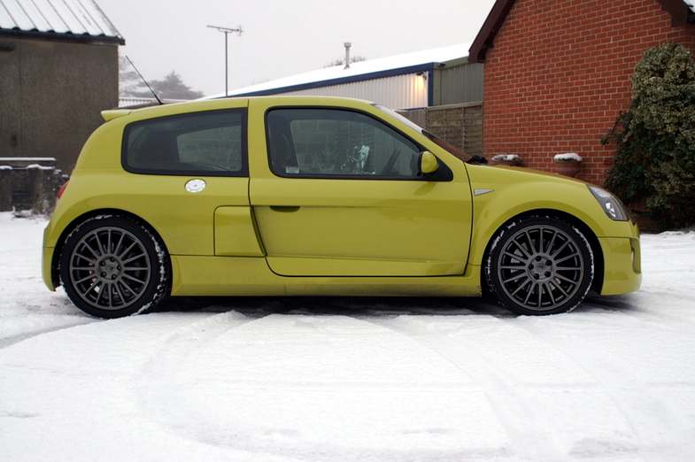 clio-v6-darkwheels.jpg