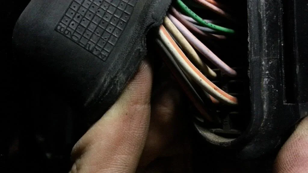 Clio182-CabasseWiring-FrontLeftDoorConnector_zpsc1b66093.webp