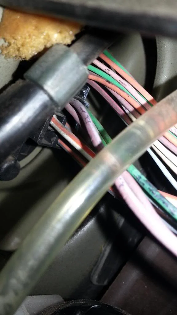 Clio182-CabasseWiring-FrontLeftInsideCar_zps13962c96.webp