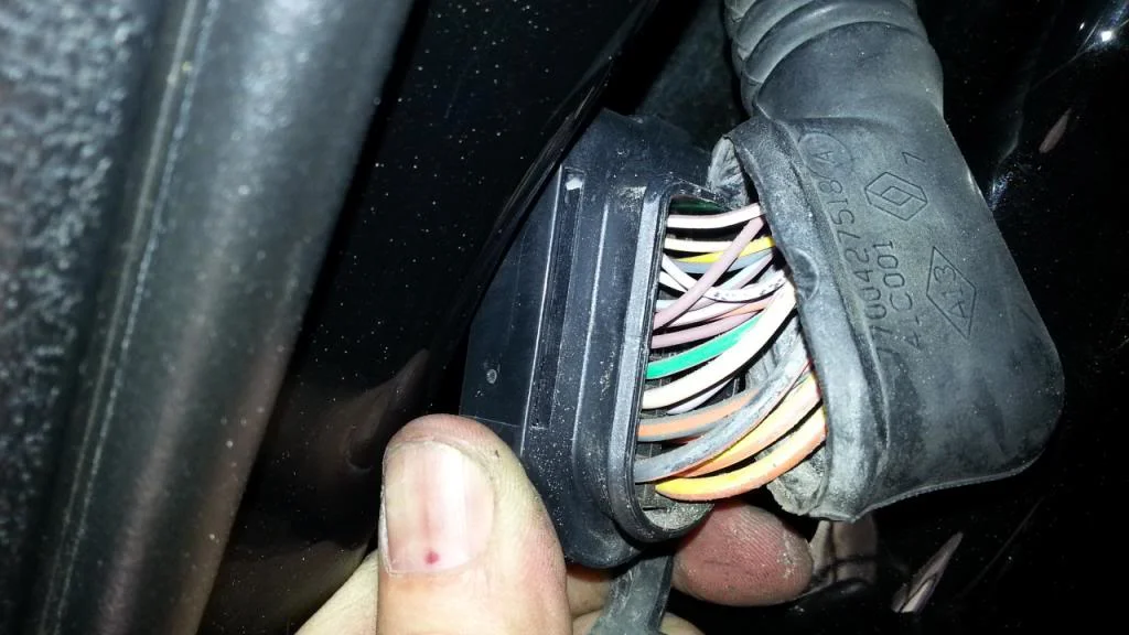 Clio182-CabasseWiring-FrontRightDoorConnector_zps36ab6492.webp