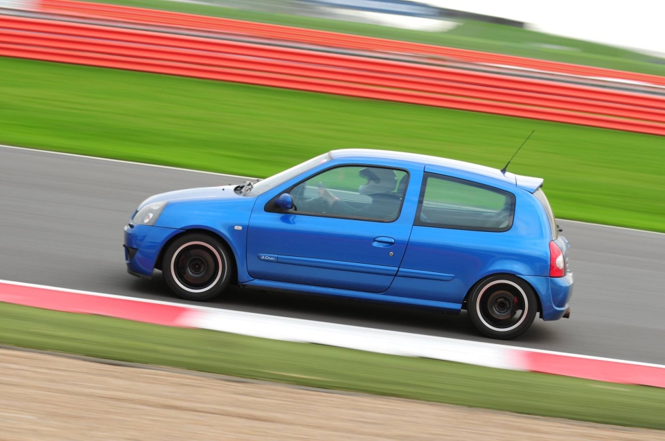 Clio182SilverstoneSide.jpg