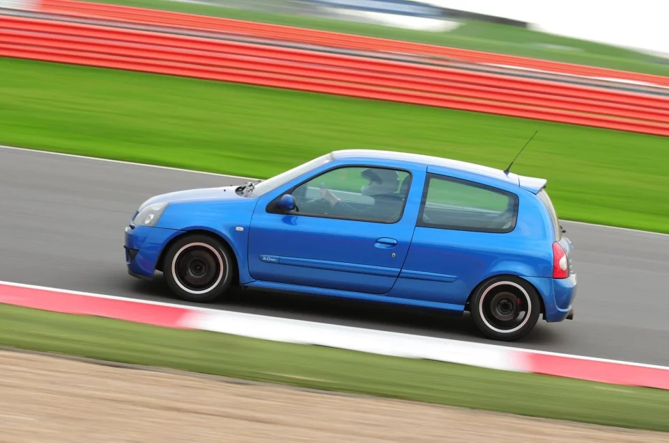 Clio182SilverstoneSide.webp