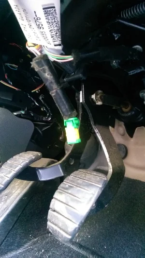 clio_unknown_greenyellow_connector.webp