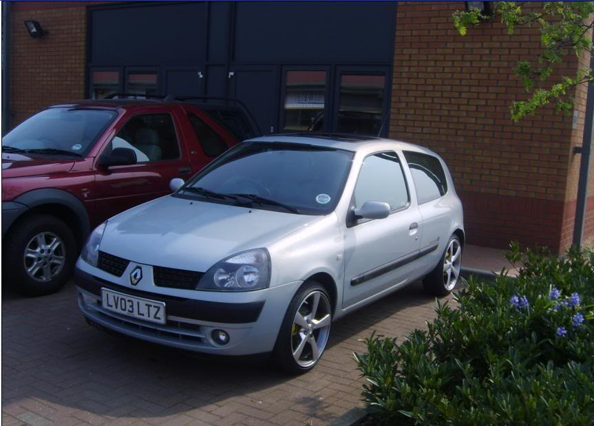 cliofrontleftsidelv03ltz.jpg