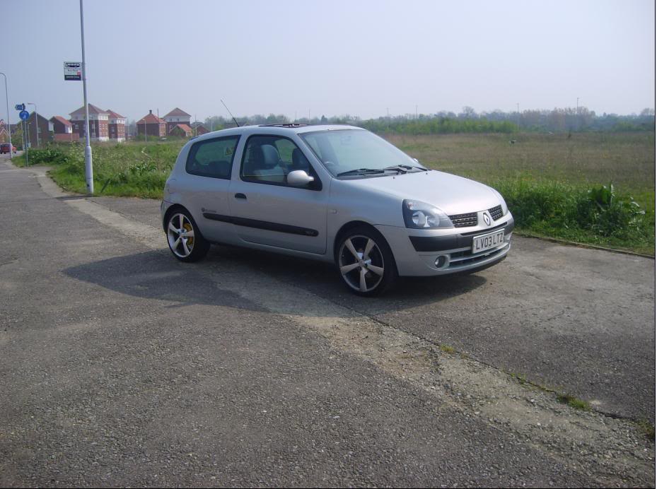 cliofrontrightlv03ltz.jpg