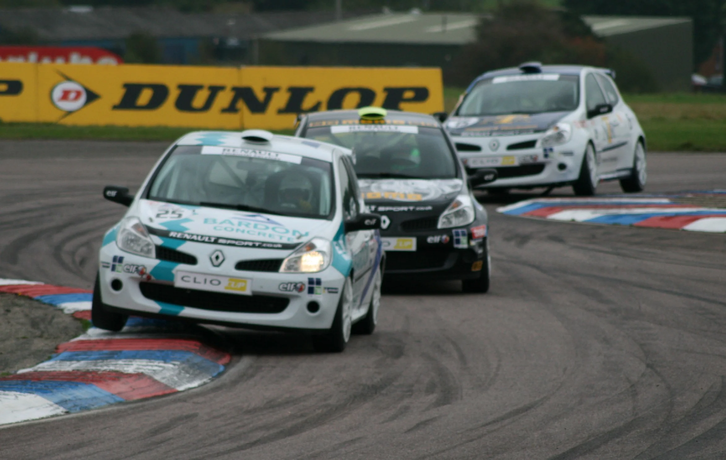 Clios_at_Thruxton.webp