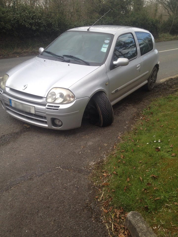 Cliowheelsnapped.jpg Cliowheelsnapped.jpg