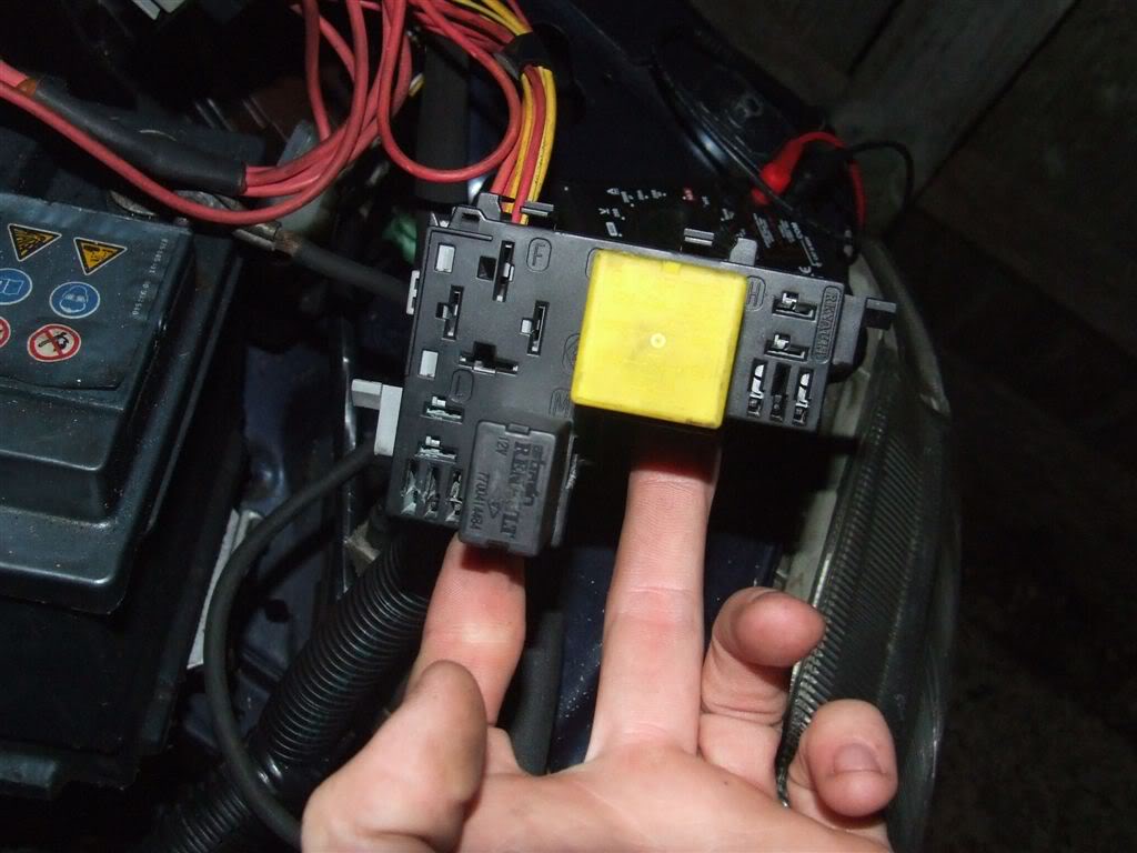 Headlight Relay Location Renault Clio