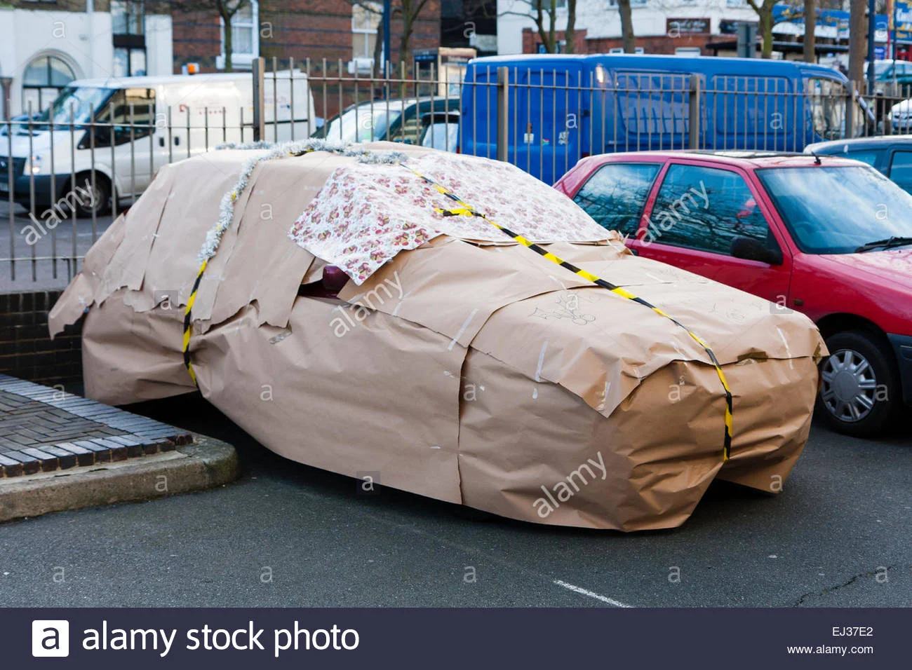 england-car-in-car-park-wrapped-up-as-secret-santa-christmas-present-EJ37E2.webp