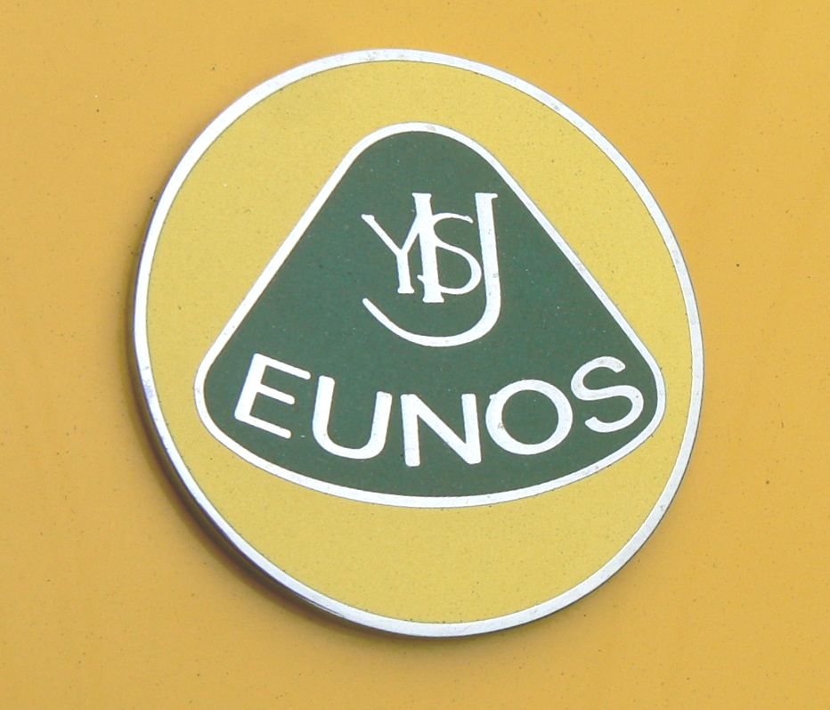 Eunos_Lotus_Badge.jpg