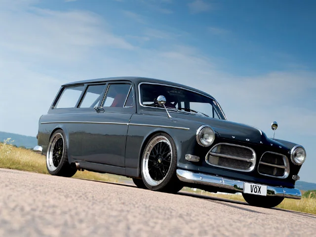 eurp_0711_07_z+1969_volvo_122_amazon+low_angle.webp