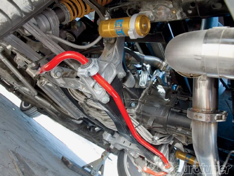 eurp_1012_06_o+2001_vw_gti+rear_suspension.webp