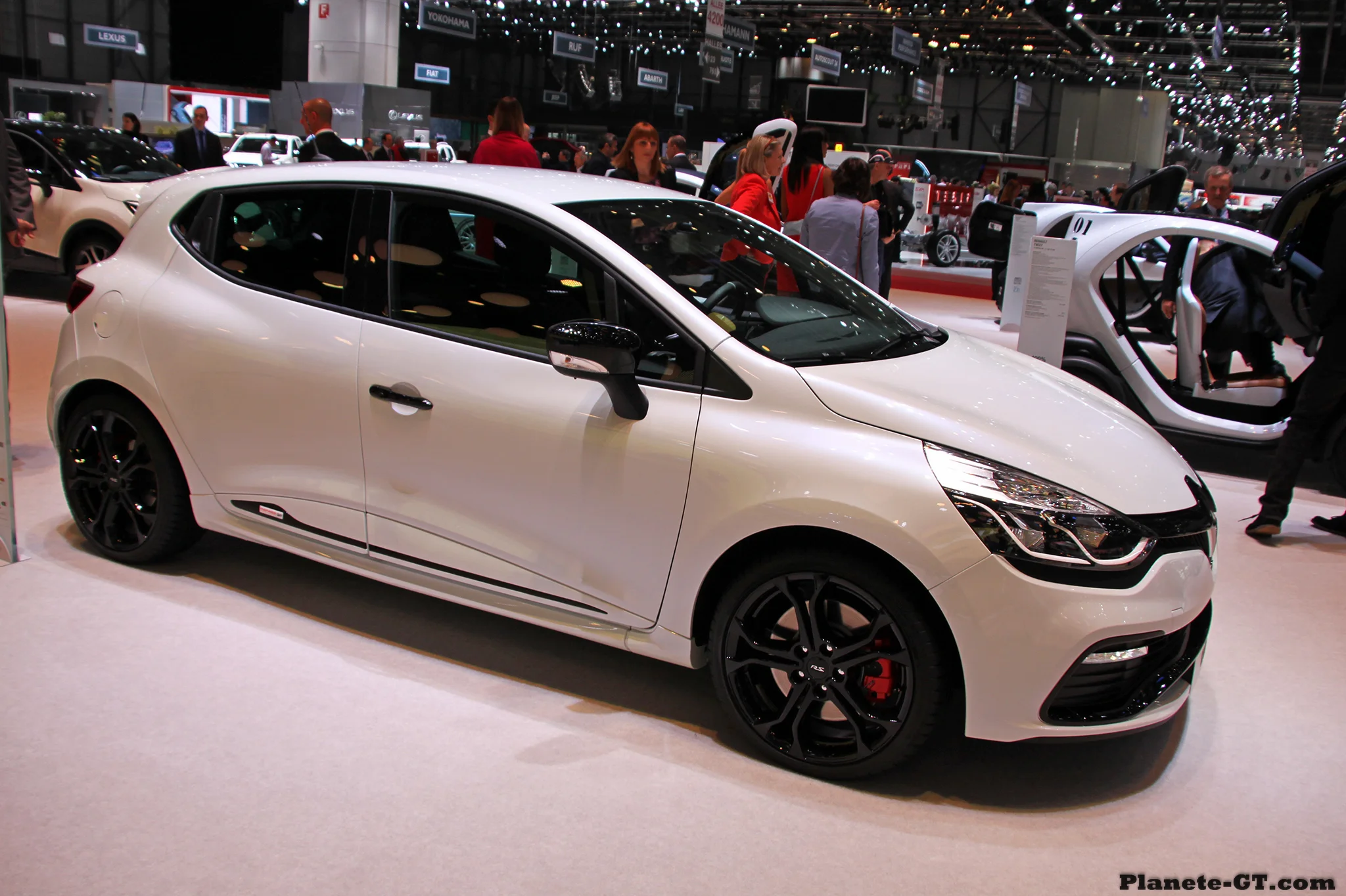 Geneve-2014-Renault-Clio-4-RS-Monaco-GP-02.webp