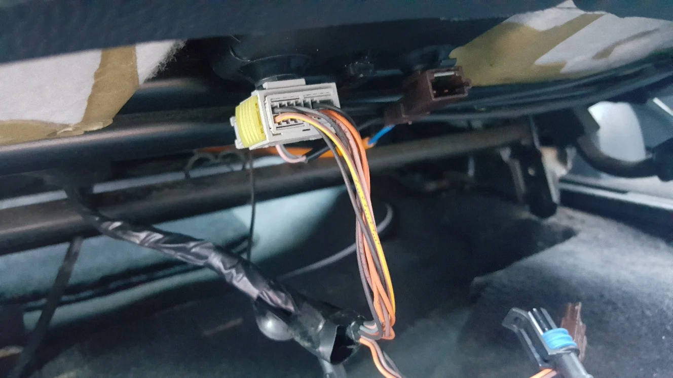 Grey Connector - Car Side.webp