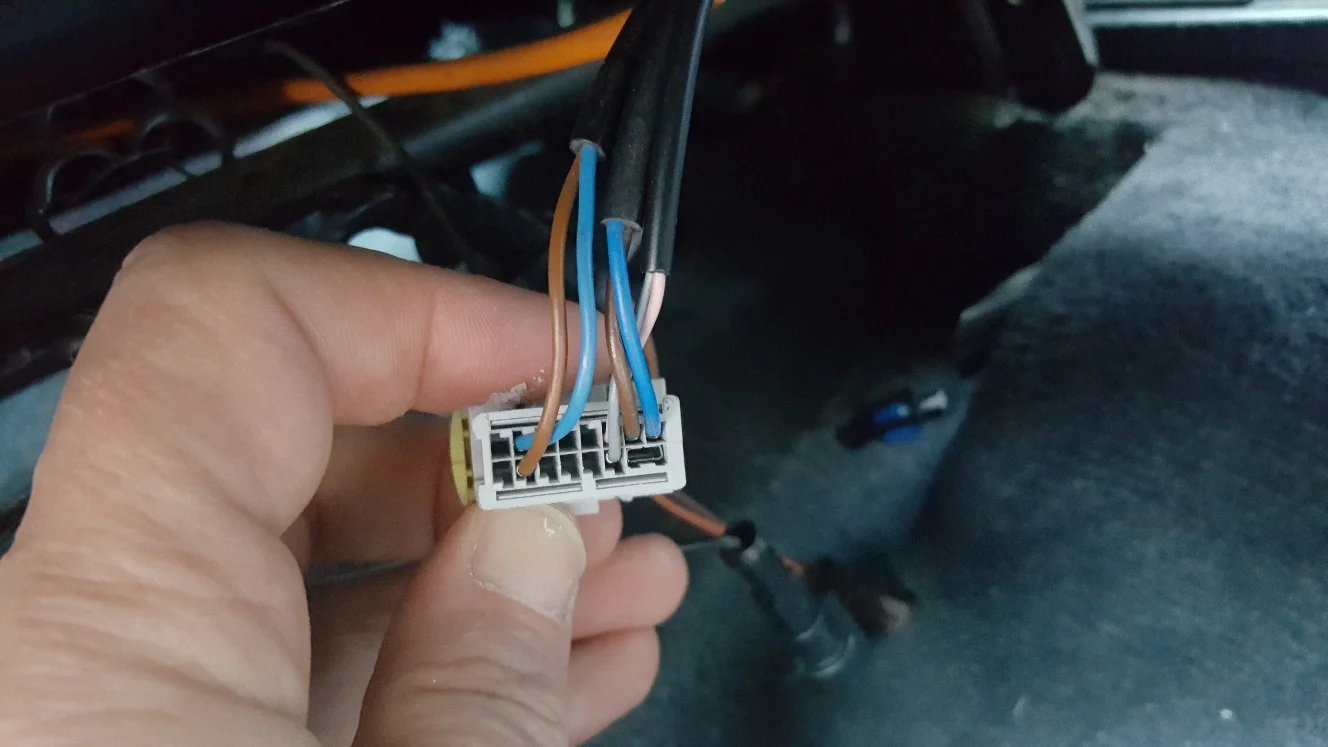 Grey Connector - Seat Side.webp