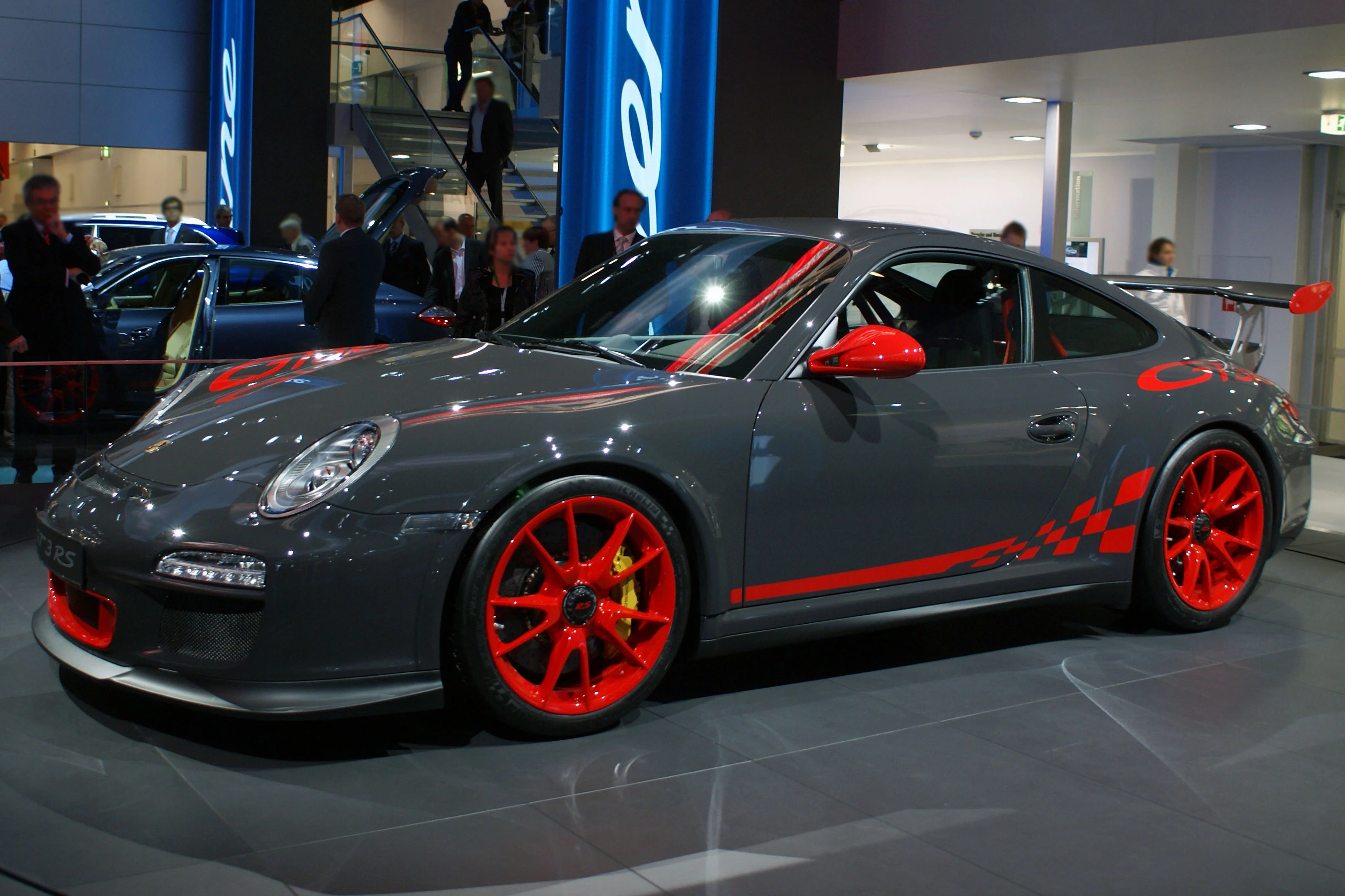 Grey_Porsche_997_GT3_RS_facelift_IAA_2009_(3).webp