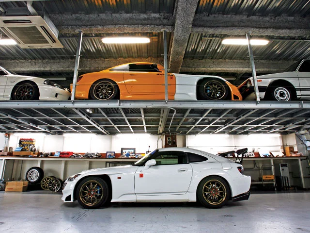 htup_0803_02_z+spoon_sport_honda_s2000_demo_car+spoon_sports_garage.webp