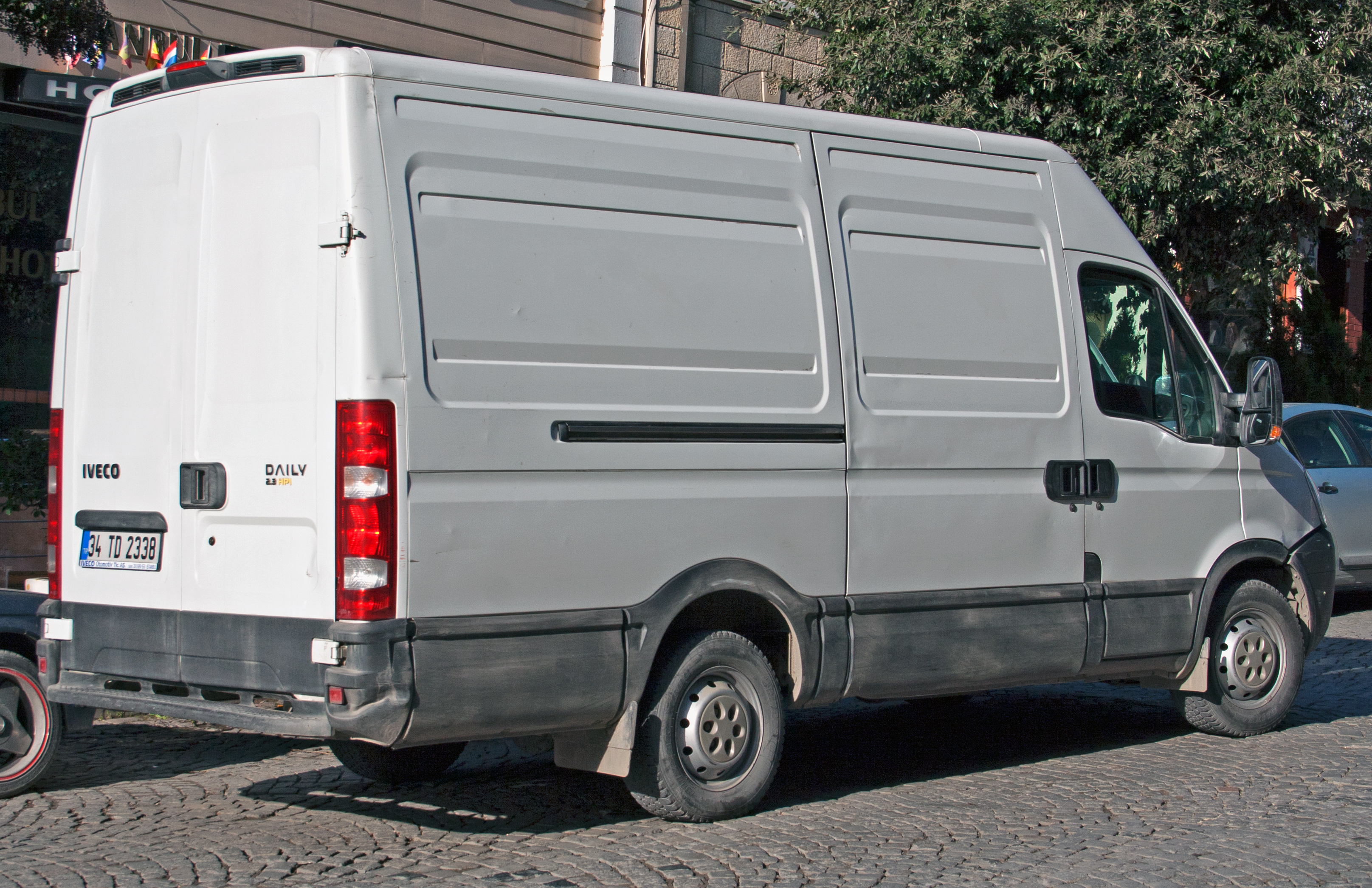 Iveco_Daily_2.3_HPI_lwb_HR.jpg