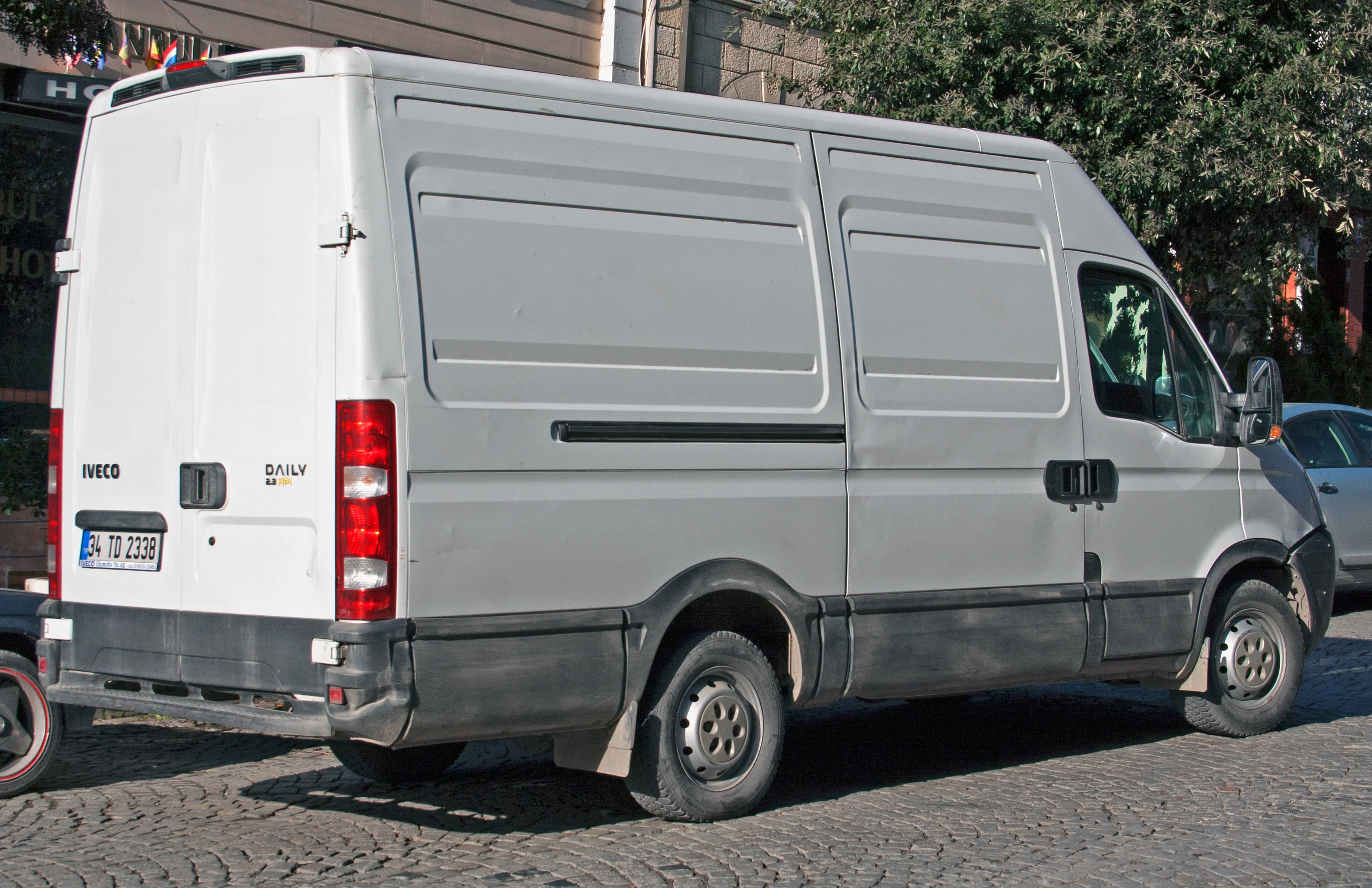 Iveco_Daily_2.3_HPI_lwb_HR.webp