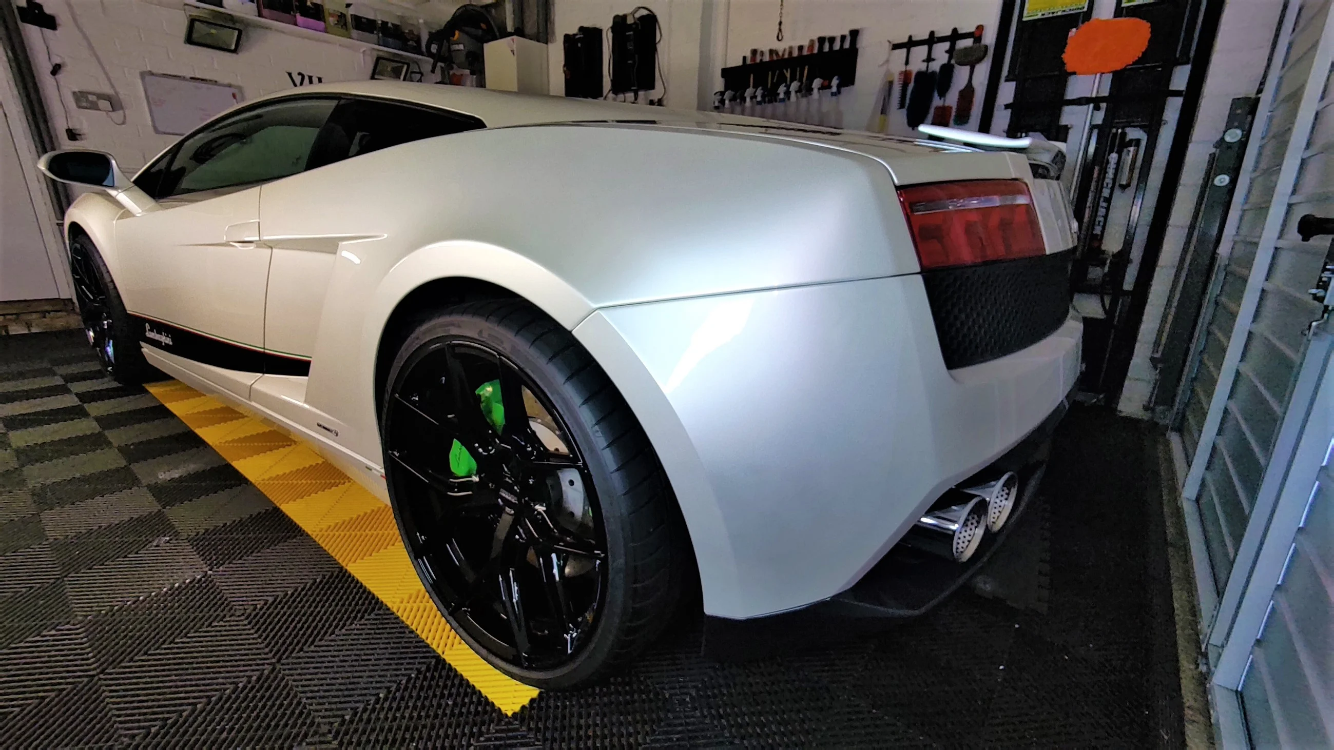 lambo17.webp