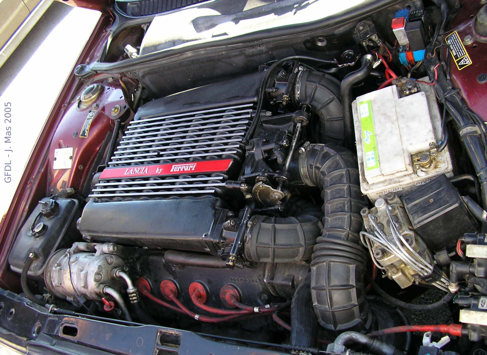 Lancia_thema_8.32_engine.jpg