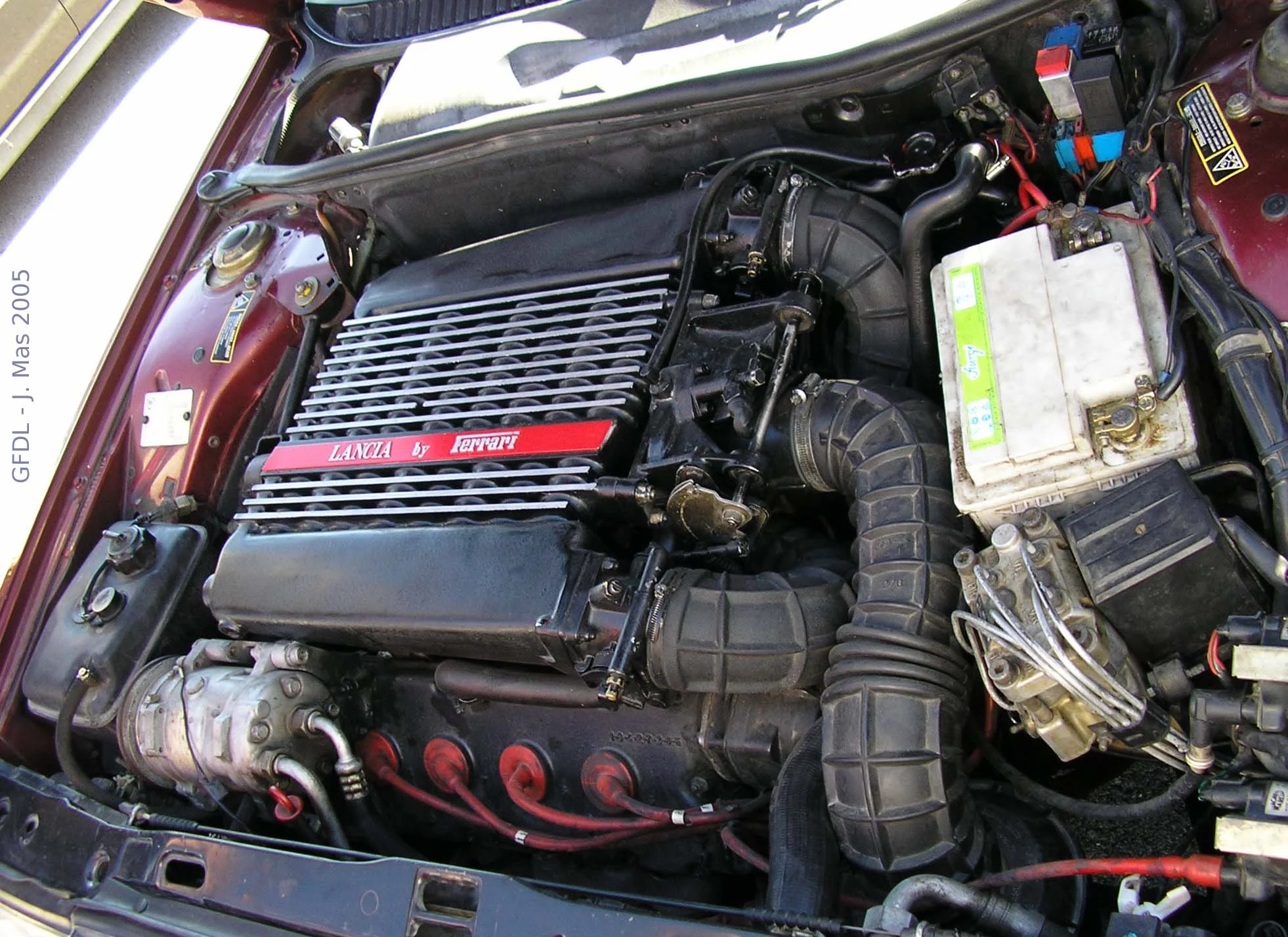 Lancia_thema_8.32_engine.webp