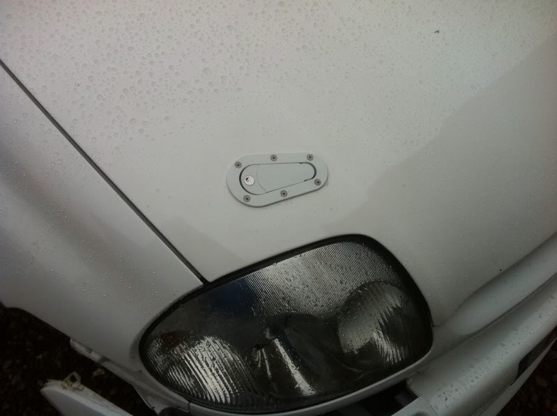 lockableaerocatchsfittedtobonnet.jpg