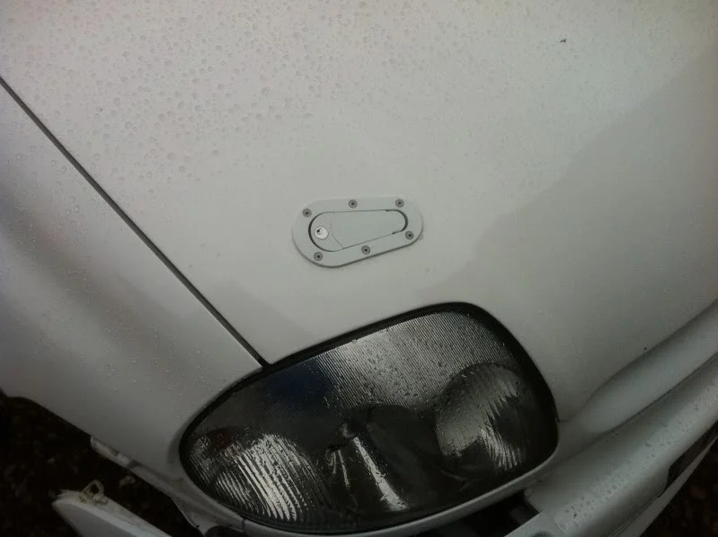 lockableaerocatchsfittedtobonnet.webp