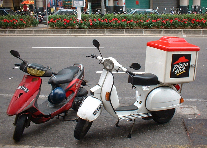 macau-pizzahut-scooter02a.jpg