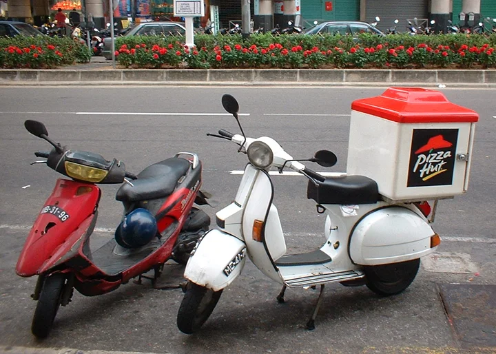 macau-pizzahut-scooter02a.webp
