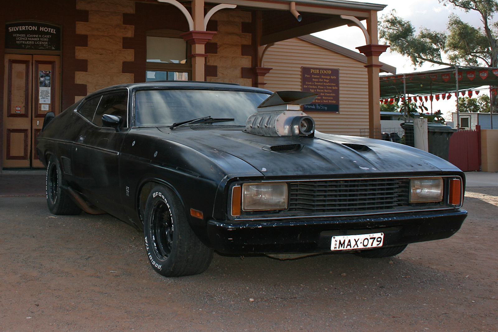 Mad_Max_Car_at_Silverton_Hotel%252C_Silverton%252C_NSW%252C_07.07.2007.jpg