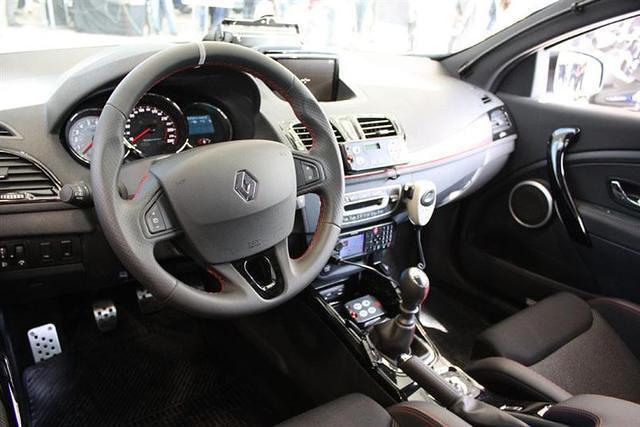 Madrid%20police%20gets%20two%20Renault%20Megane%20RS%20-%2003.jpg
