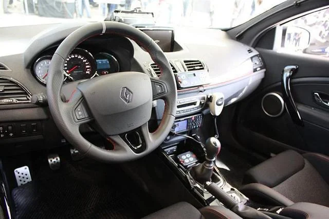 Madrid%20police%20gets%20two%20Renault%20Megane%20RS%20-%2003.webp